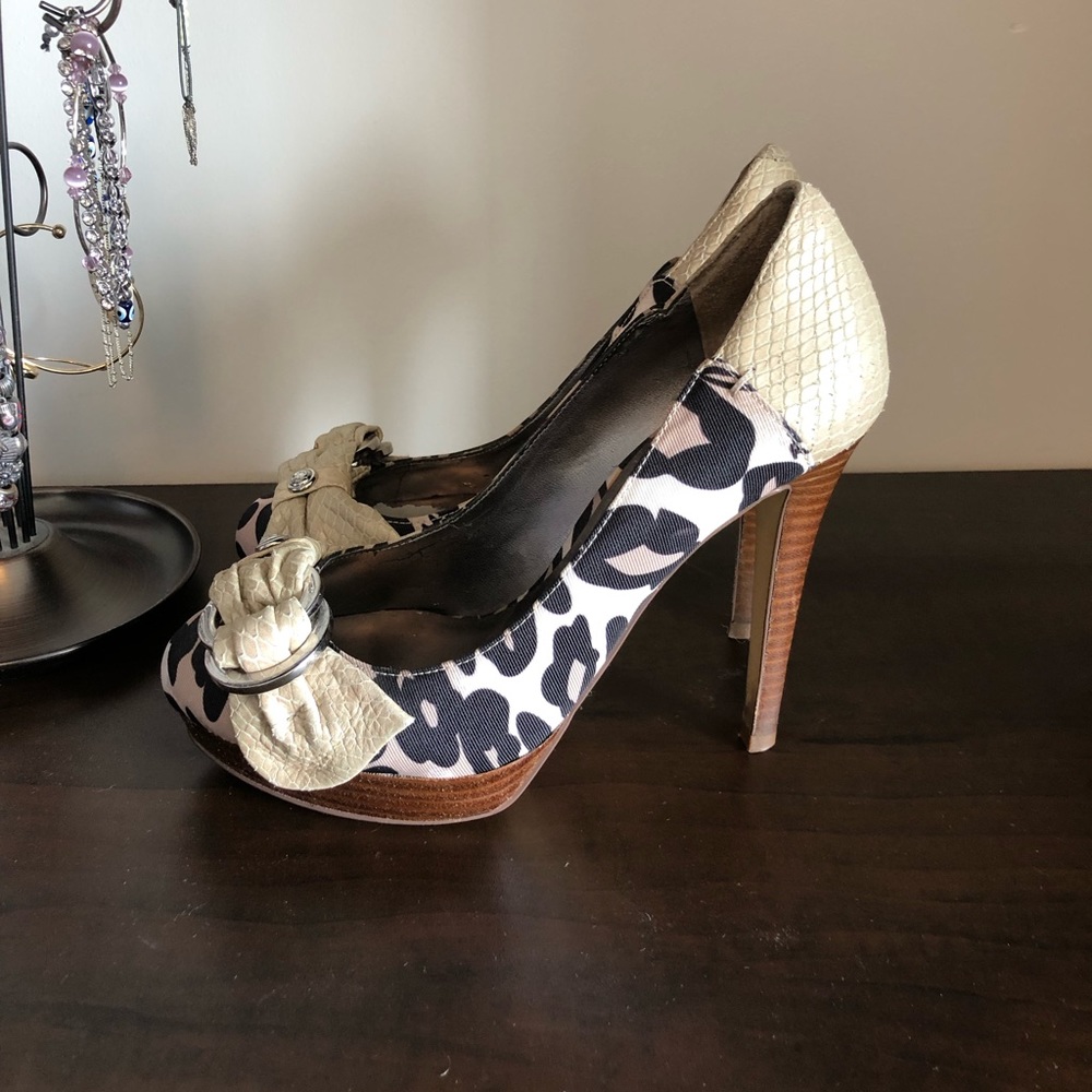 Authentic Guess pumps
